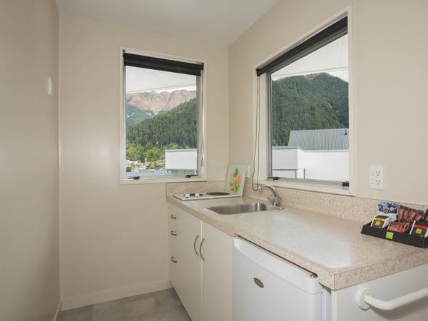 Two Bedroom With Lake View - Kitchen
